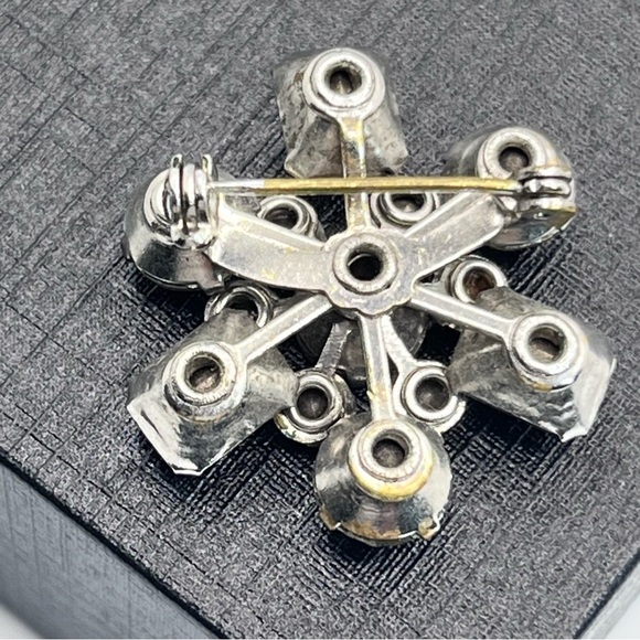 VTG 50's Rivet Layered Snowflake Brooch Scatter Pin 1" - Picture 5 of 7
